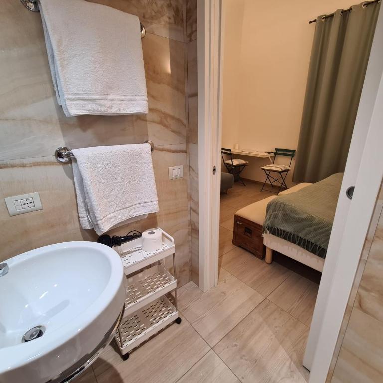 Central Savona - Double Room with Extra Bed - 7