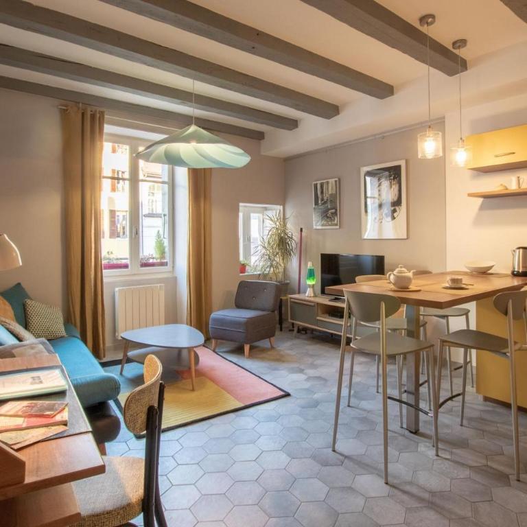 Gite urbain AU 2BIS - Annecy - Appartement avec Vue sur le Canal - 1