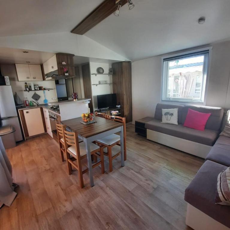 Grand mobilhome spacieux 8 places Fréjus avec piscine payante - Mobile Home - 2