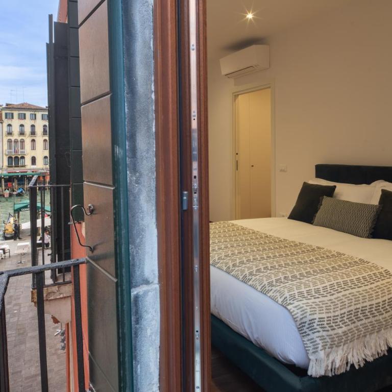 Rialto Deluxe Grand Canal View R&R - Two-Bedroom Apartment - 2