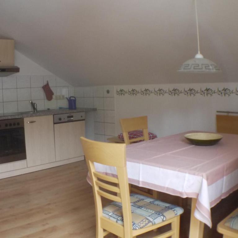 Ferienwohnungen Kral - Apartment mit 2 Schlafzimmern und Balkon - 3