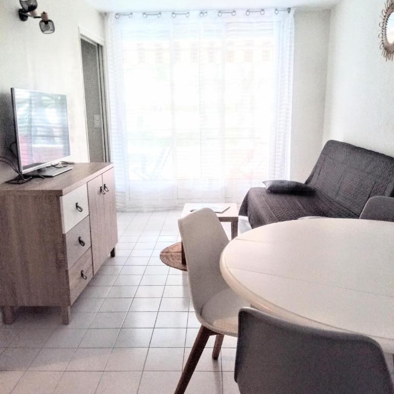 Frejus Plage, Appartement entier , piscine,parking,plage à 200m - Apartment mit 1 Schlafzimmer - 5