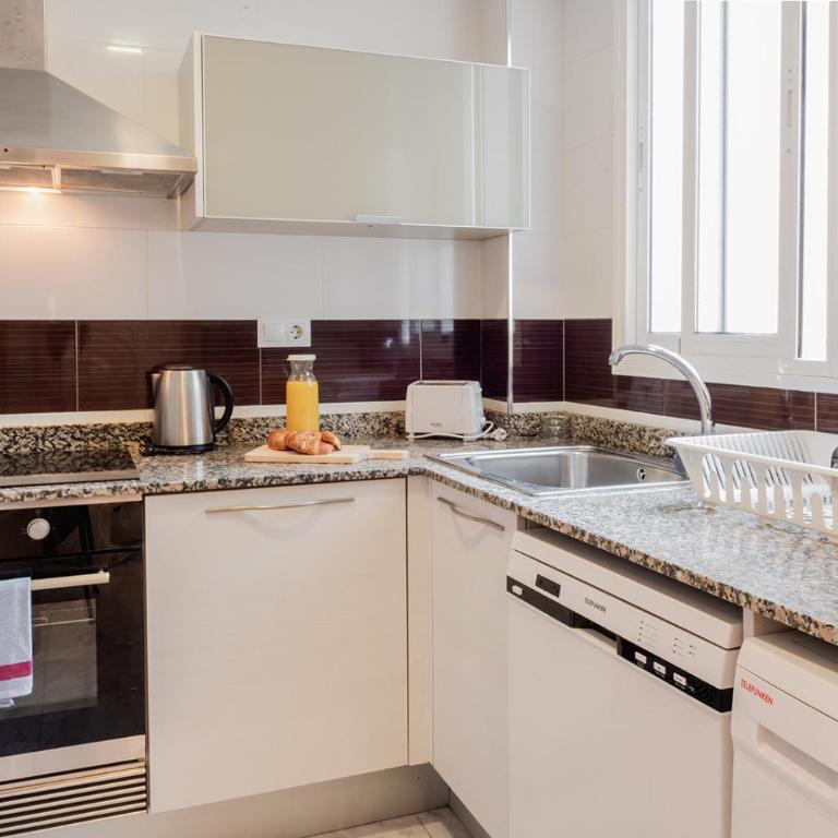 Apartamentos FV Flats Valencia - Mestalla 5 - Three-Bedroom Apartment - 24
