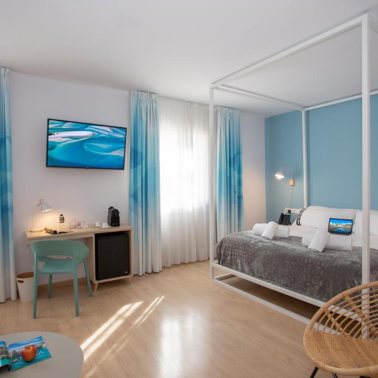 Casual Colours Barcelona by Casual Hoteles - Deluxe Triple Room - 2