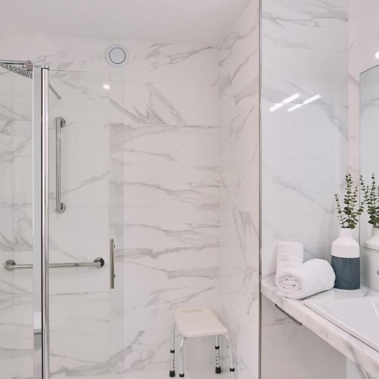 ALDARA SUITES - One-Bedroom Apartment with Terrace - 5