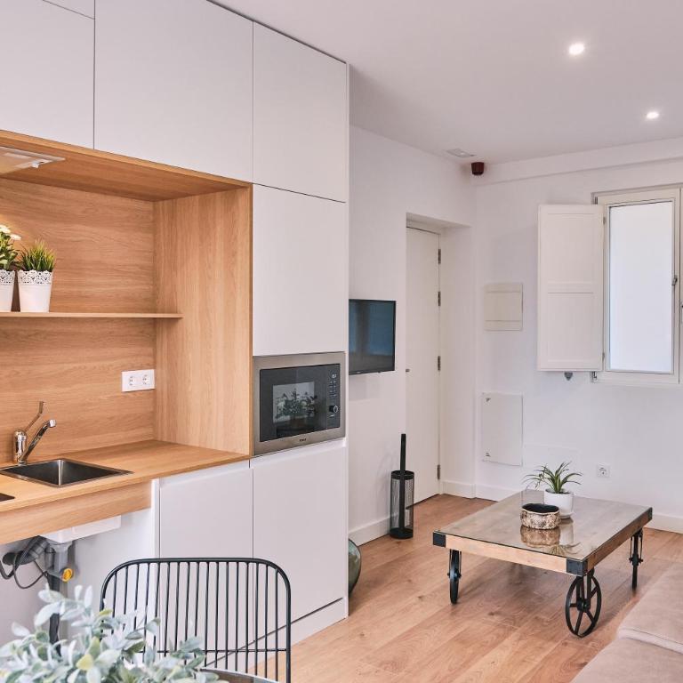 ALDARA SUITES - One-Bedroom Apartment with Terrace - 10