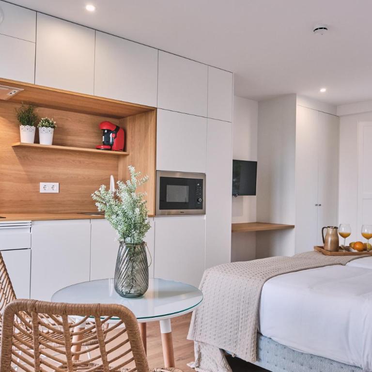 ALDARA SUITES - Studio Apartment with Queen Bed - 6