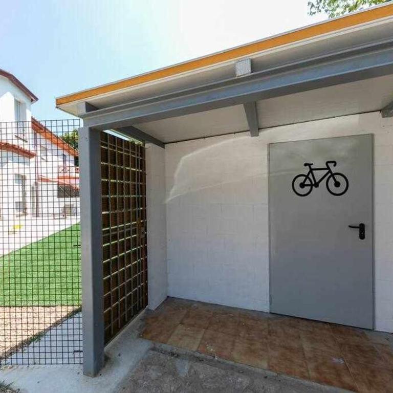 Newly renovated room w Pool & BikeParking - Habitación Doble - 33