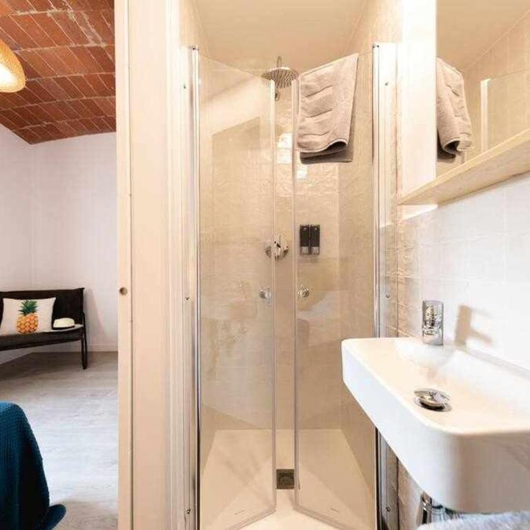Newly renovated room w Pool & BikeParking - Habitación Doble Deluxe con ducha - 12