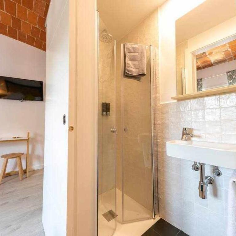 Newly renovated room w Pool & BikeParking - Habitación Doble Deluxe con ducha - 13