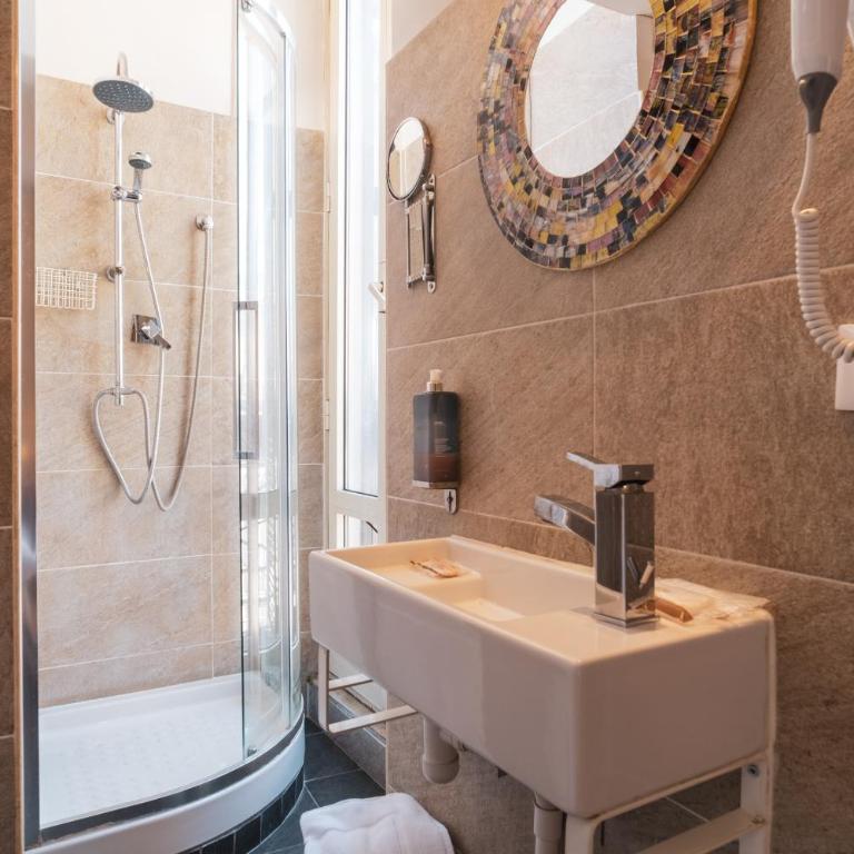 Golden Rooms Piazza di Spagna - Deluxe Double Room with Balcony - 4
