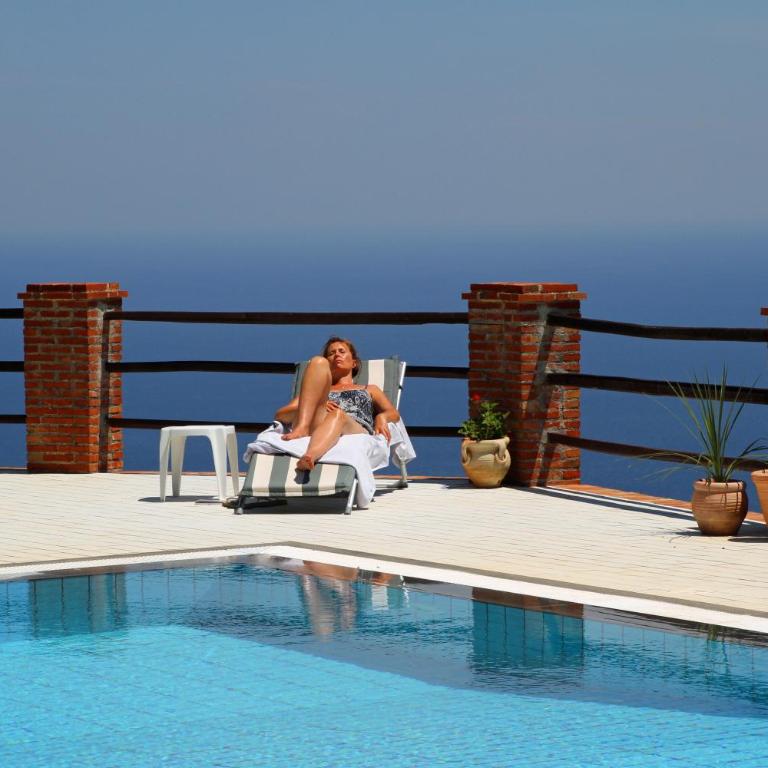 Villa Etna Mare - Pool villa in peaceful location with breathtaking views of the sea, Mt Etna & Taormina - - Three-Bedroom House - 6