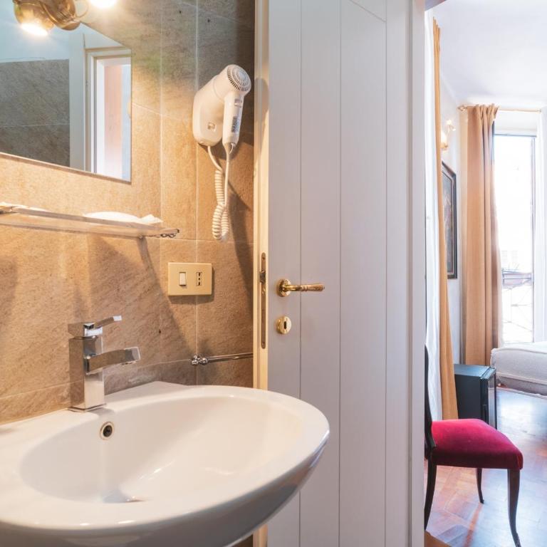 Golden Rooms Piazza di Spagna - Deluxe Double Room with Balcony - 7