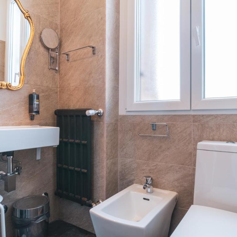 Golden Rooms Piazza di Spagna - Deluxe Double Room with Balcony - 12
