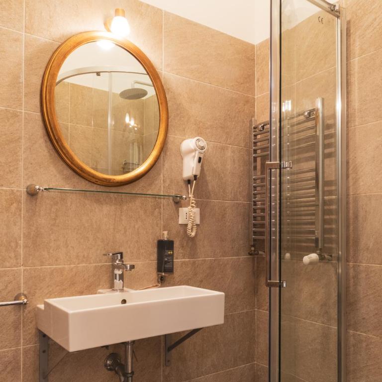Golden Rooms Piazza di Spagna - Executive Triple Room - 9