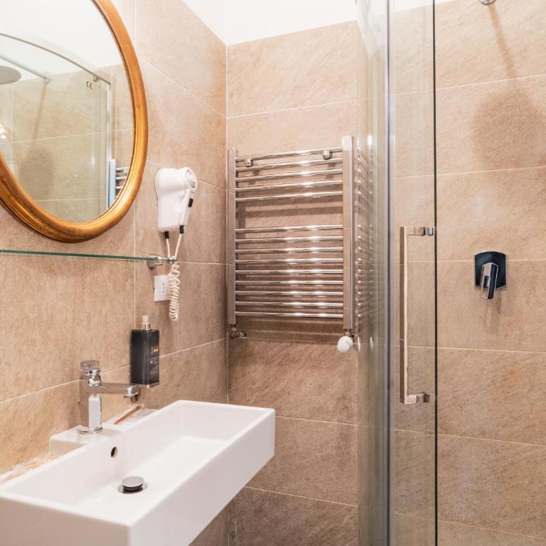 Golden Rooms Piazza di Spagna - Executive Triple Room - 10