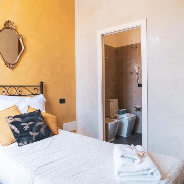 Golden Rooms Piazza di Spagna - Single Room with Balcony - 4