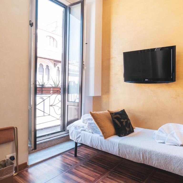 Golden Rooms Piazza di Spagna - Deluxe Triple Room - 4