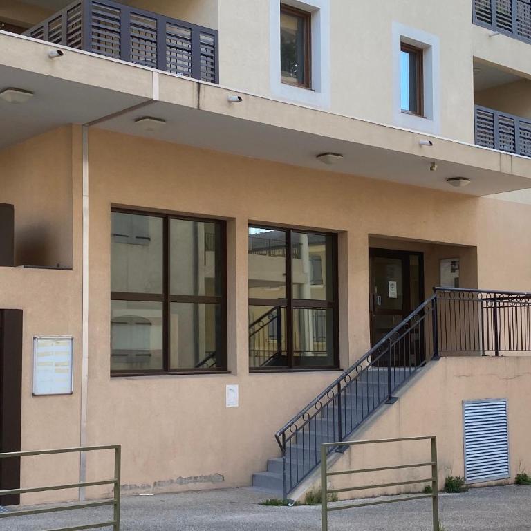appartement 3 min a pied du centre d'Uzès parking piscine - Appartement 2 Chambres - 16