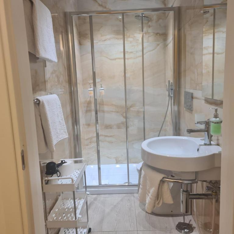 Central Savona - Twin Room with Private Bathroom - 12