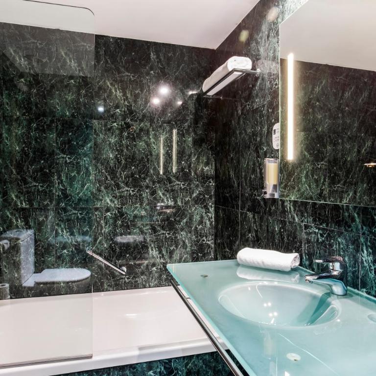B&B HOTEL Granada Estación - Double or Twin Room - 4