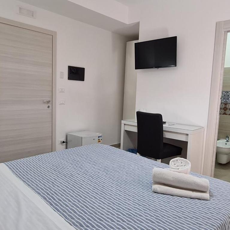 Belvedere Rent Rooms - Doppelzimmer mit Balkon - 1