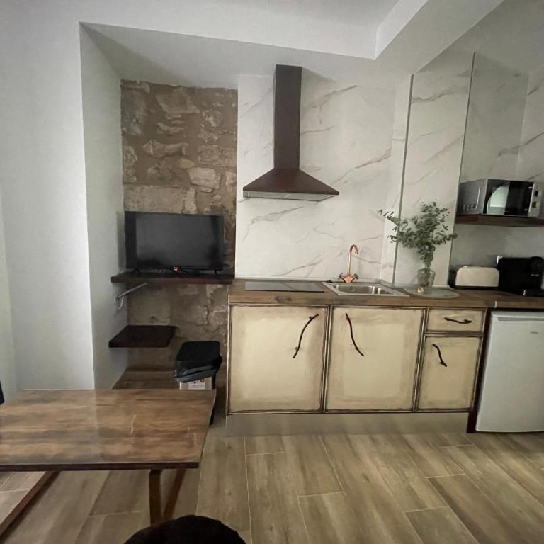 ATENEO CUENCA Suites con cocina en el casco histórico - Suite con balcón - 17