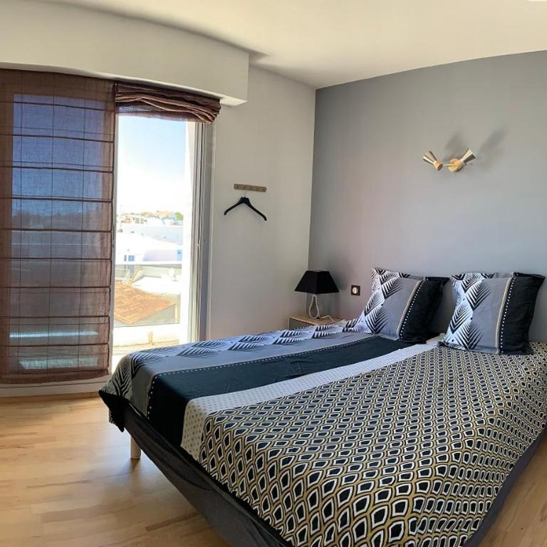 Appt 4 pers, centre-ville tout à pieds, plage 300m, aperçu mer, très calme parking privé, possibilité garage et location vélos électriques - Apartment with Balcony - 7