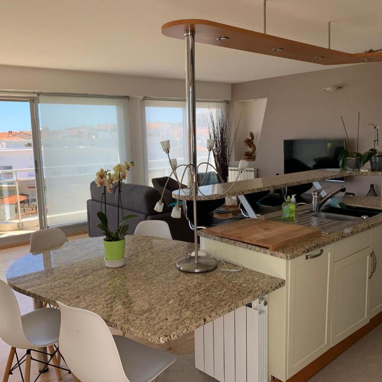 Appt 4 pers, centre-ville tout à pieds, plage 300m, aperçu mer, très calme parking privé, possibilité garage et location vélos électriques - Apartment with Balcony - 12