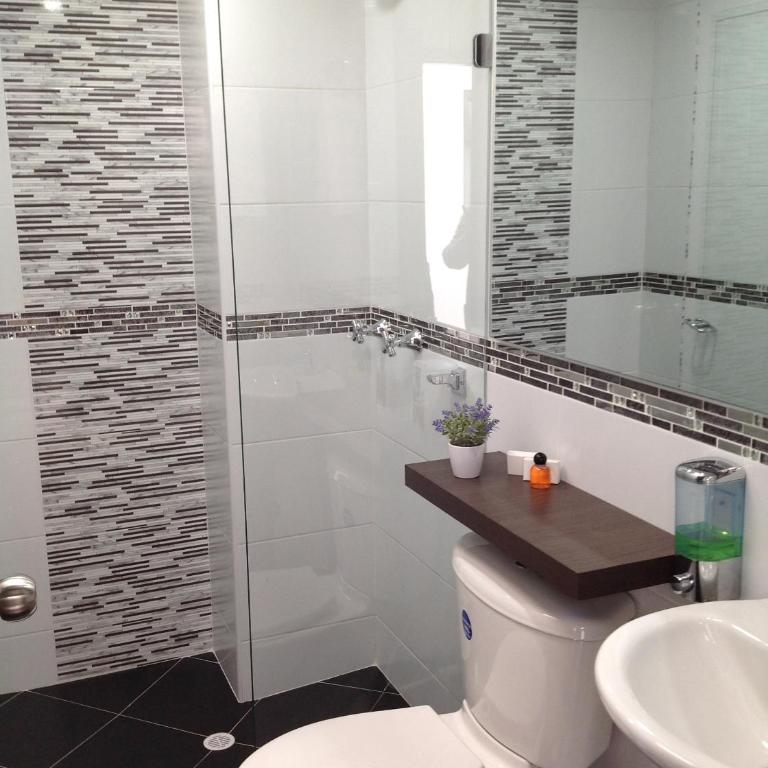Hotel Burana - Habitación Cuádruple con baño privado - 3
