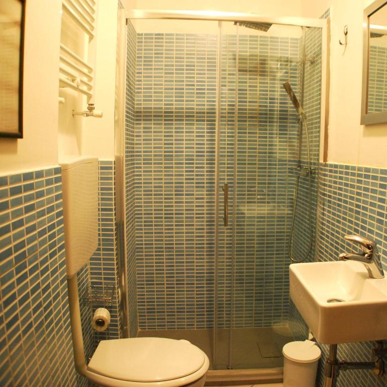 AlbergoTeatro - Camera Matrimoniale con Bagno in Comune - 6