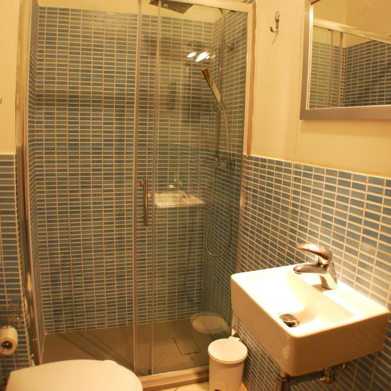 AlbergoTeatro - Camera Matrimoniale con Bagno in Comune - 8