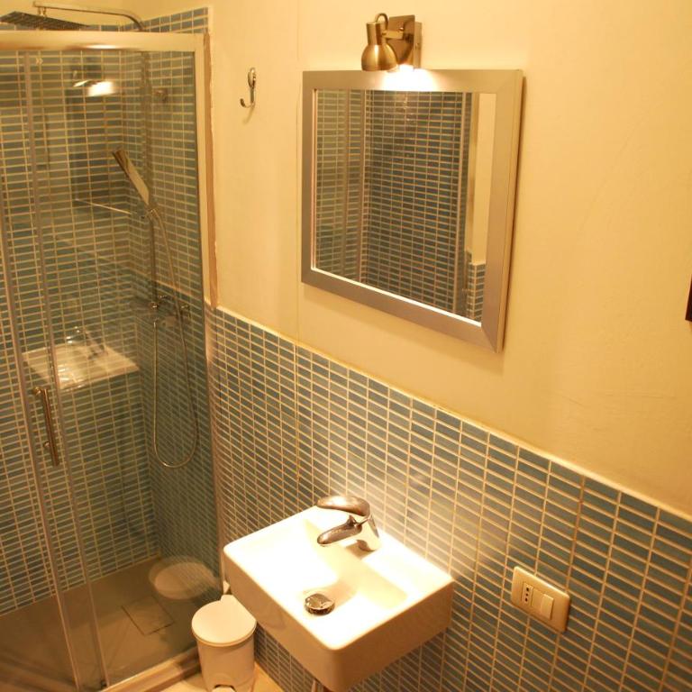 AlbergoTeatro - Camera Matrimoniale con Bagno in Comune - 7