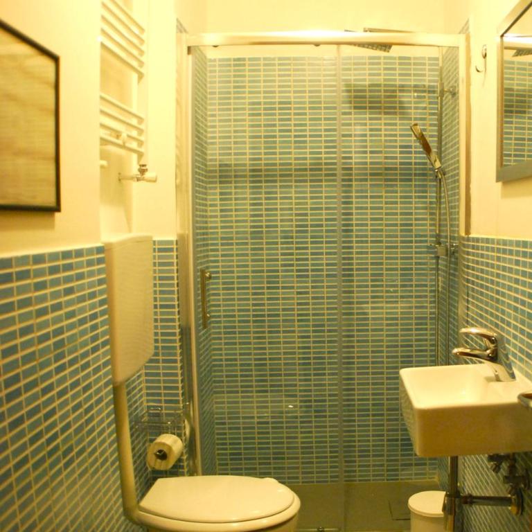 AlbergoTeatro - Camera Matrimoniale con Bagno in Comune - 9