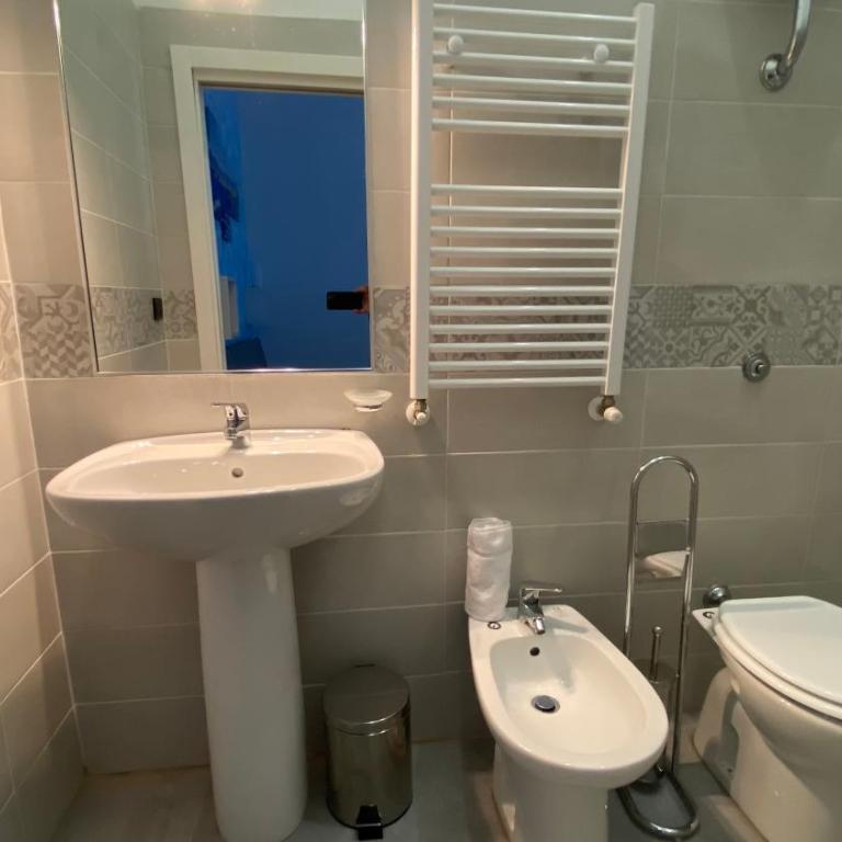 HEART OF NAPLES - Economy Double Room - 9
