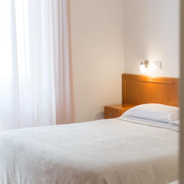 Hotel Viola - Camera Tripla Basic - 8
