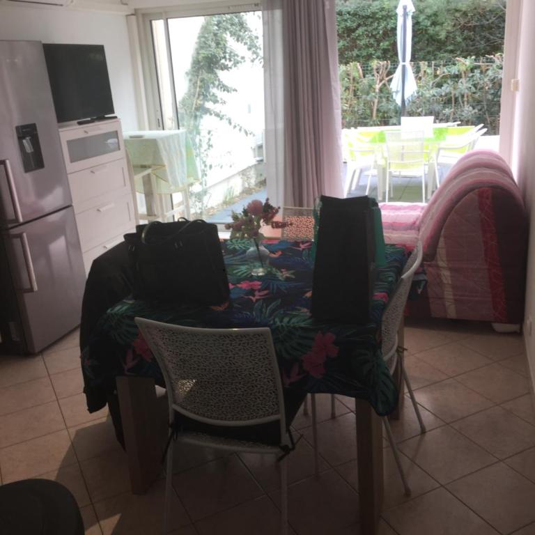 T2 de 33 m2 plus terrasse de 20m2 vue sur mer climatisé à 10 secondes chrono à pied de la plage , mer et sentier du littoral Résidence marina cap négre Six-Fours-les-Plages - Apartment mit 1 Schlafzimmer - 42