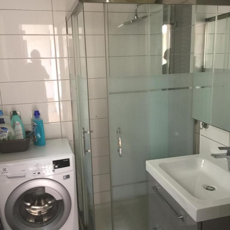 T2 de 33 m2 plus terrasse de 20m2 vue sur mer climatisé à 10 secondes chrono à pied de la plage , mer et sentier du littoral Résidence marina cap négre Six-Fours-les-Plages - Apartment mit 1 Schlafzimmer - 43