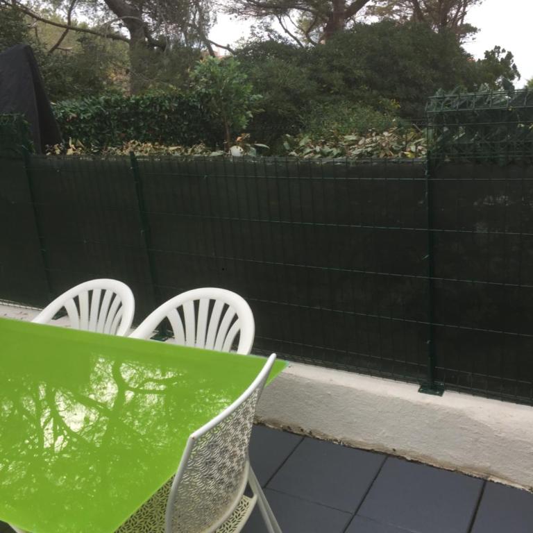 T2 de 33 m2 plus terrasse de 20m2 vue sur mer climatisé à 10 secondes chrono à pied de la plage , mer et sentier du littoral Résidence marina cap négre Six-Fours-les-Plages - Apartment mit 1 Schlafzimmer - 33