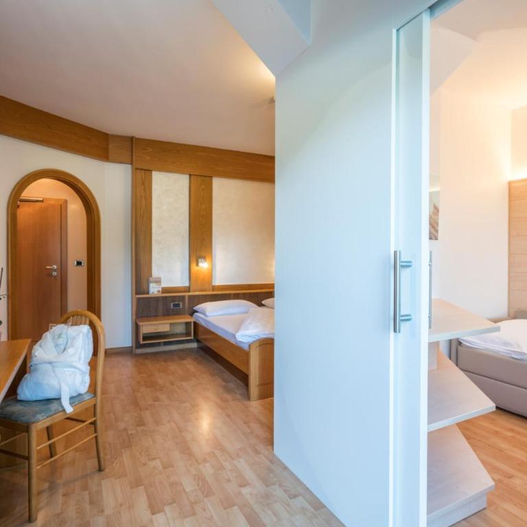 Hotel Garni Grüner Baum (Albero Verde) - Camera Familiare con Terrazza - 2