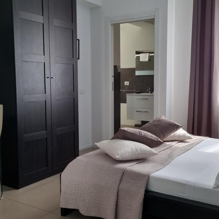 Location10 - Deluxe Double Room - 6
