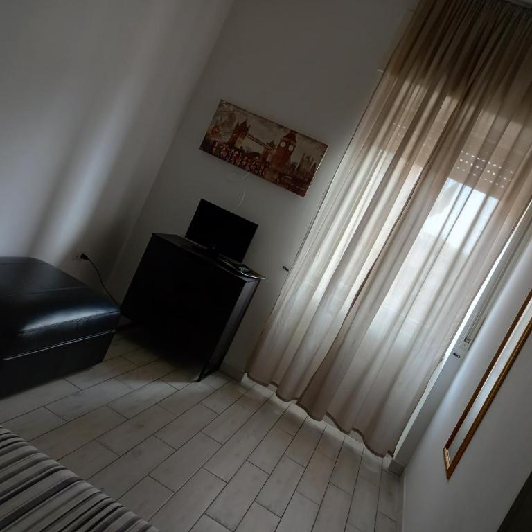 Salerno Inn B&B - Camera Matrimoniale con Bagno Privato Esterno - 8