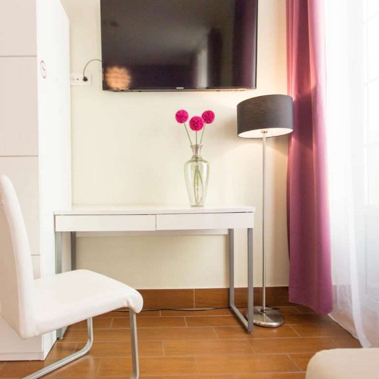 Habitaciones Amelia - Double Room with Private Bathroom - 19