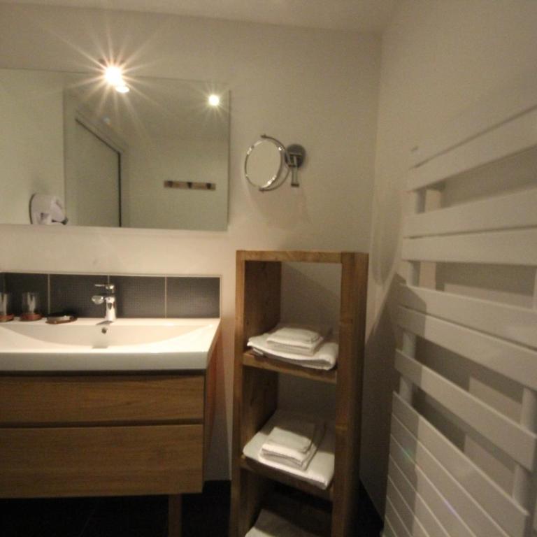 Au Cœur des Lacs - Chambres d'hôtes & spa - Chambre Lit King-Size avec Terrasse - Cellet - 1
