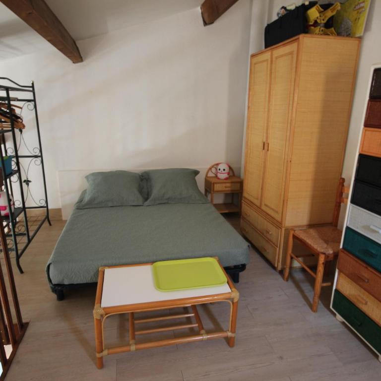 Jolie villa d'angle, séjour climatisé, 4 couchages, terrasse parking dans résidence sécurisée avec piscine commune 400m de la mer LRJP11 - Haus mit 2 Schlafzimmern - 9