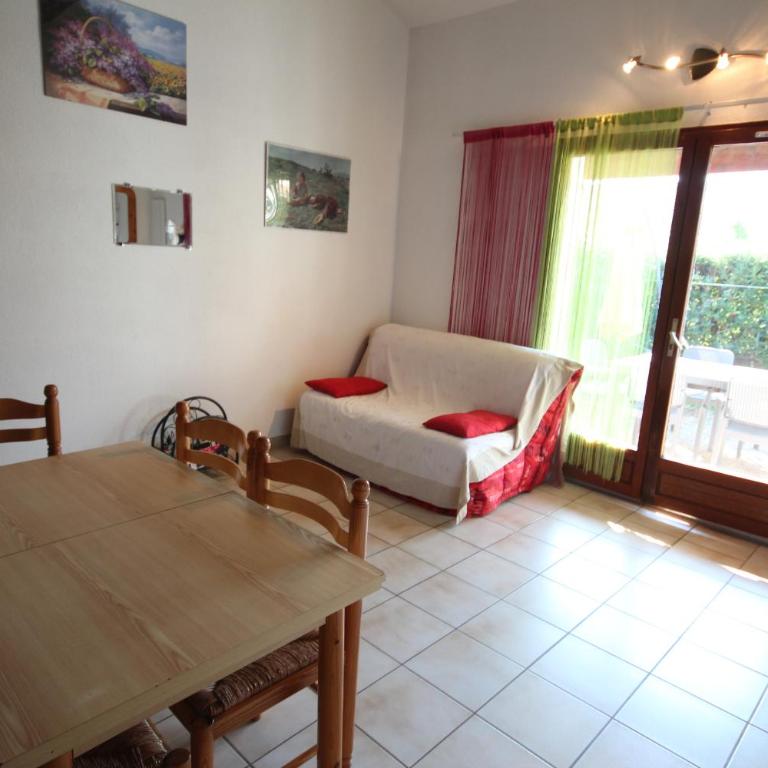 Jolie villa d'angle, séjour climatisé, 4 couchages, terrasse parking dans résidence sécurisée avec piscine commune 400m de la mer LRJP11 - Haus mit 2 Schlafzimmern - 4