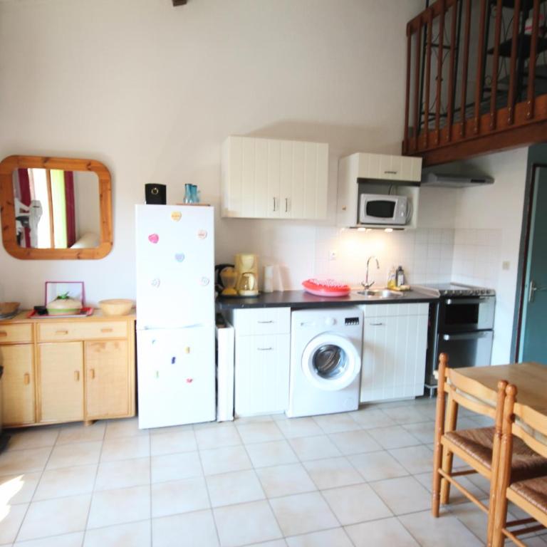 Jolie villa d'angle, séjour climatisé, 4 couchages, terrasse parking dans résidence sécurisée avec piscine commune 400m de la mer LRJP11 - Haus mit 2 Schlafzimmern - 3