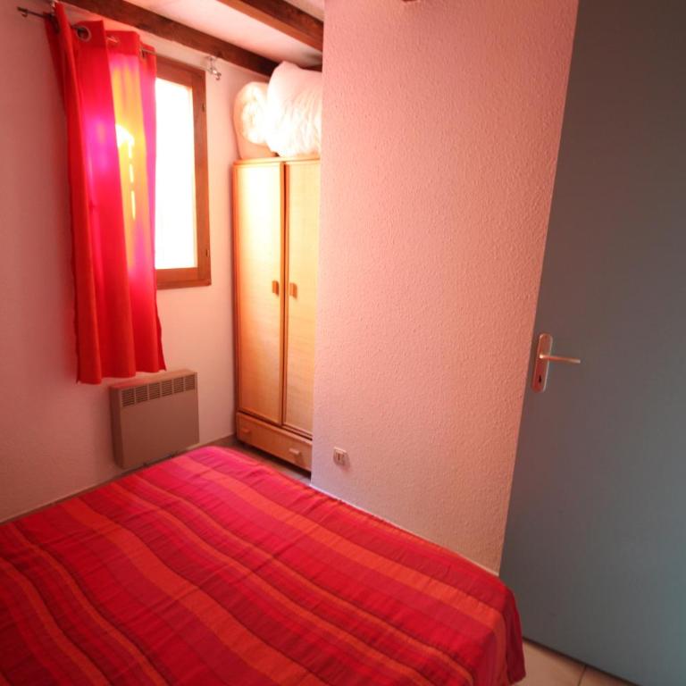 Jolie villa d'angle, séjour climatisé, 4 couchages, terrasse parking dans résidence sécurisée avec piscine commune 400m de la mer LRJP11 - Haus mit 2 Schlafzimmern - 8