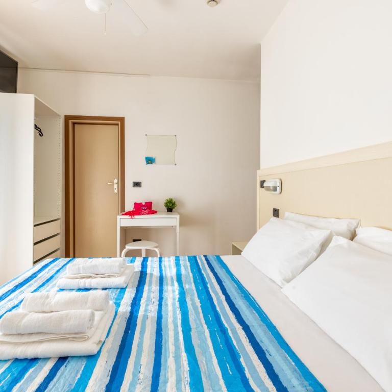 Hotel Mignon Riccione Fronte Mare - Habitación Doble con balcón - 1 o 2 camas - 4