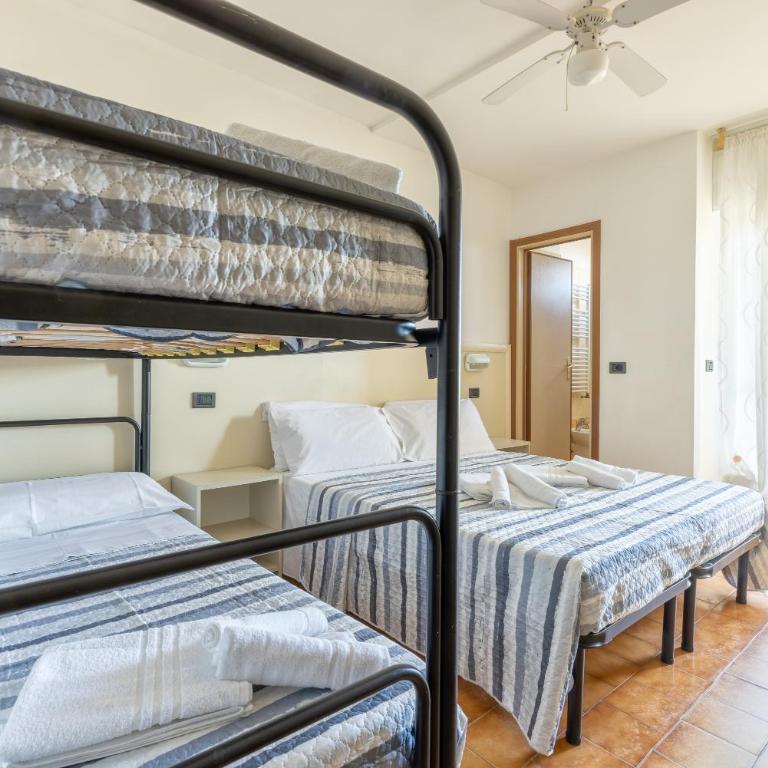 Hotel Mignon Riccione Fronte Mare - Habitación Cuádruple con balcón - 27